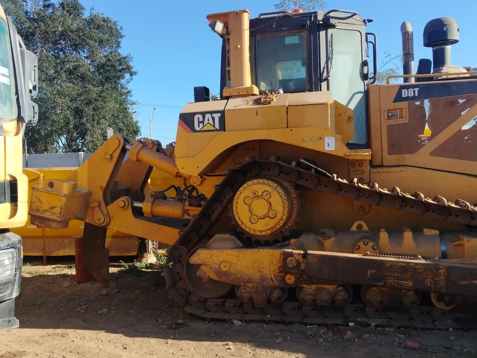 Bulldozer Caterpillar en el patio de DESARMAQ