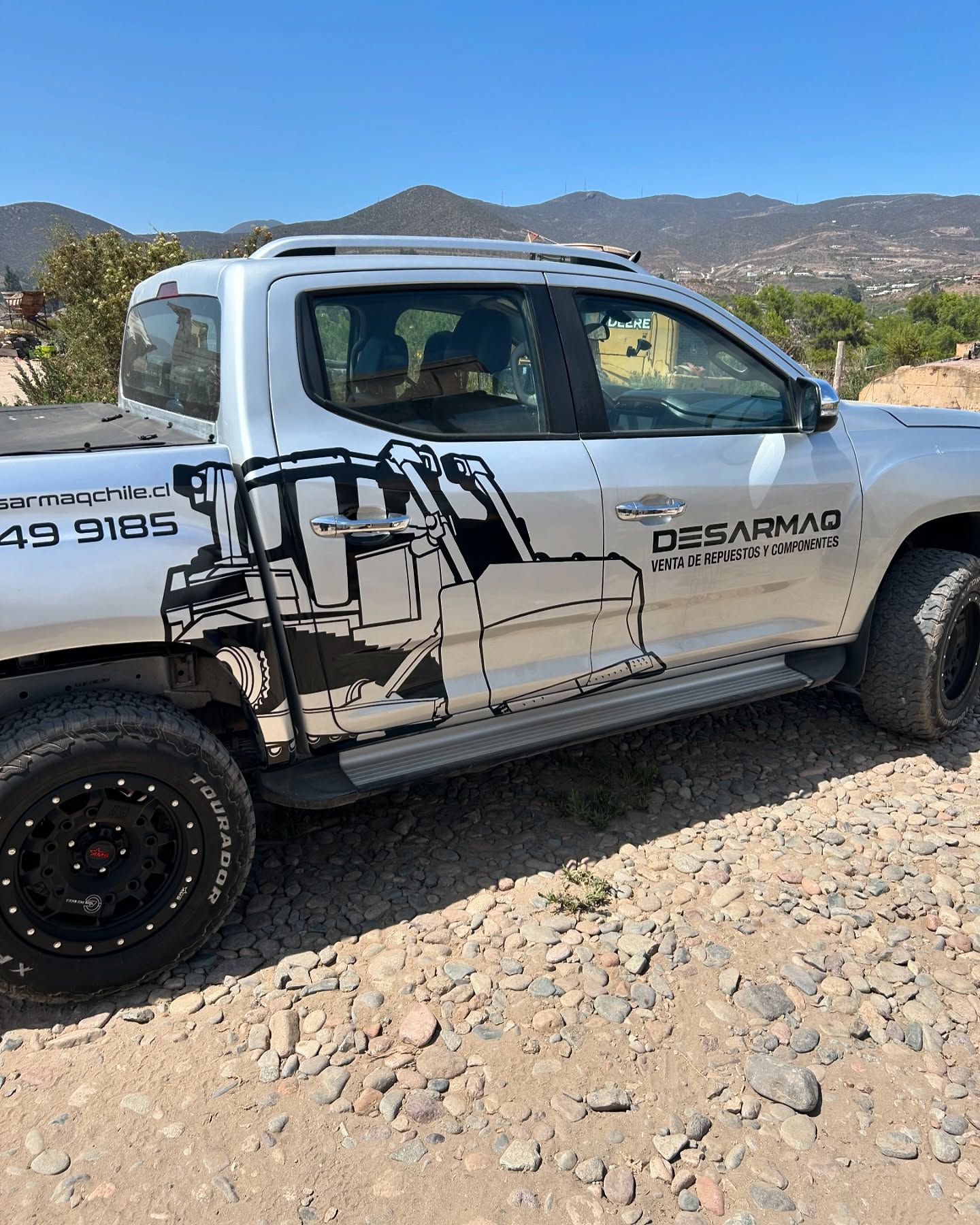 Camioneta de DESARMAQ rotulada con el teléfono de contacto