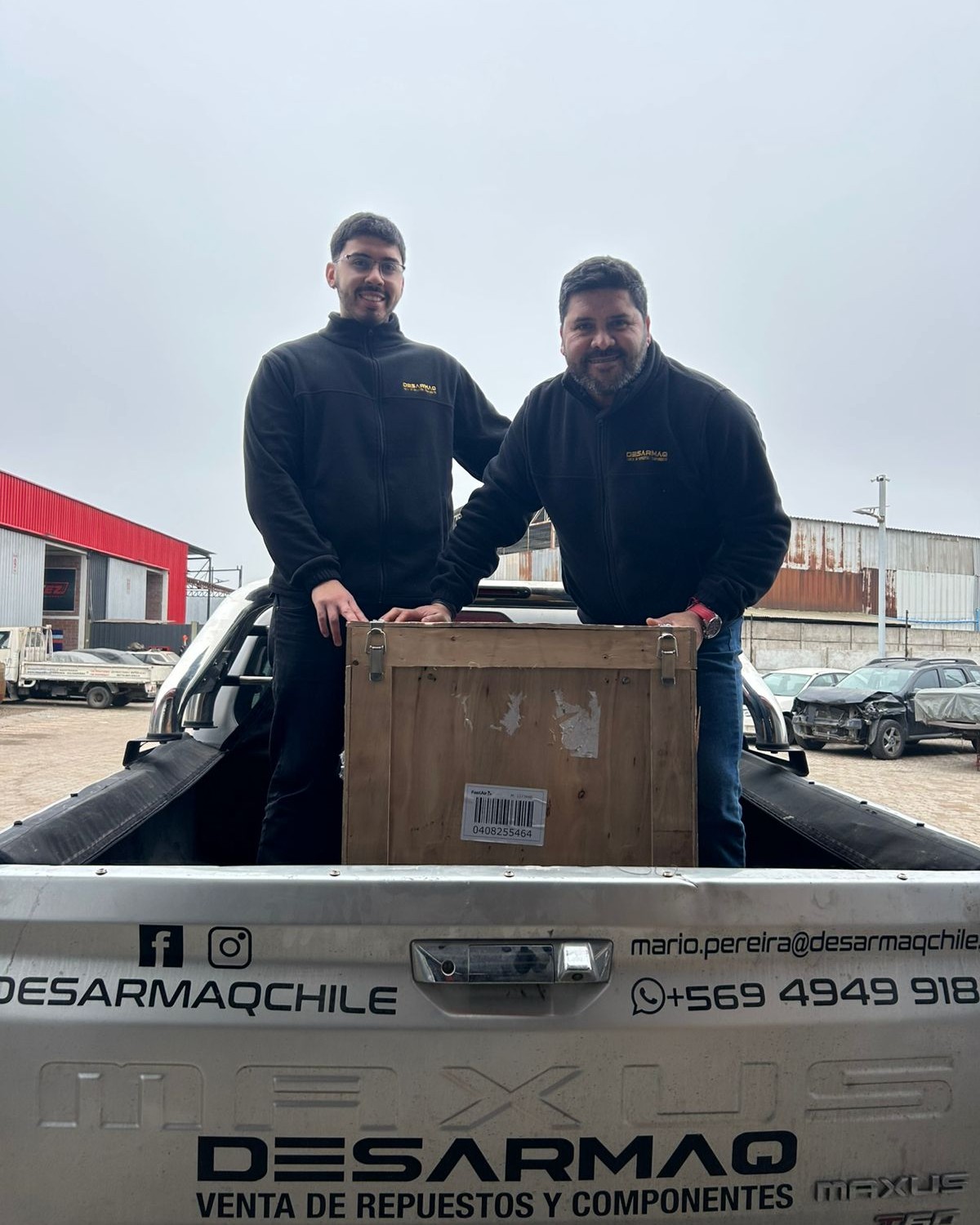 Equipo de DESARMAQ frente al local en Coquimbo