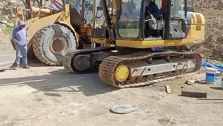 Excavadora atendida en terreno por DESARMAQ