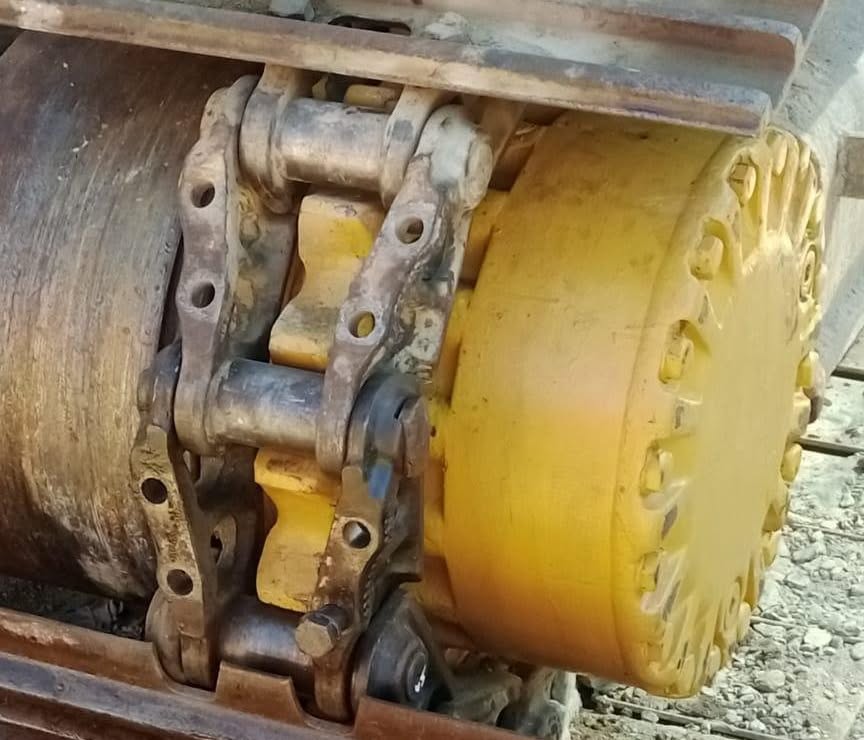 Mando final montado en excavadora tras la instalación