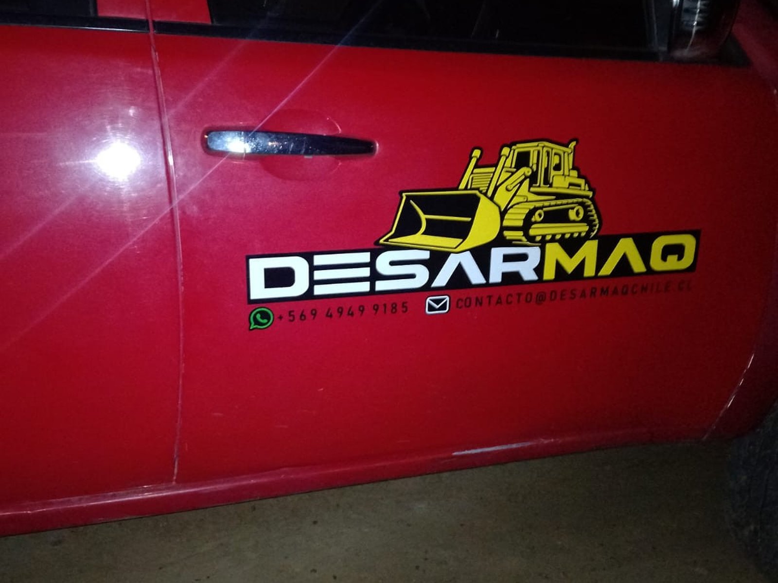 Camioneta de DESARMAQ rotulada con el logo