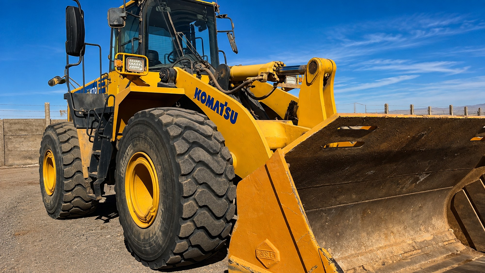 Cargador frontal Komatsu en el patio de DESARMAQ